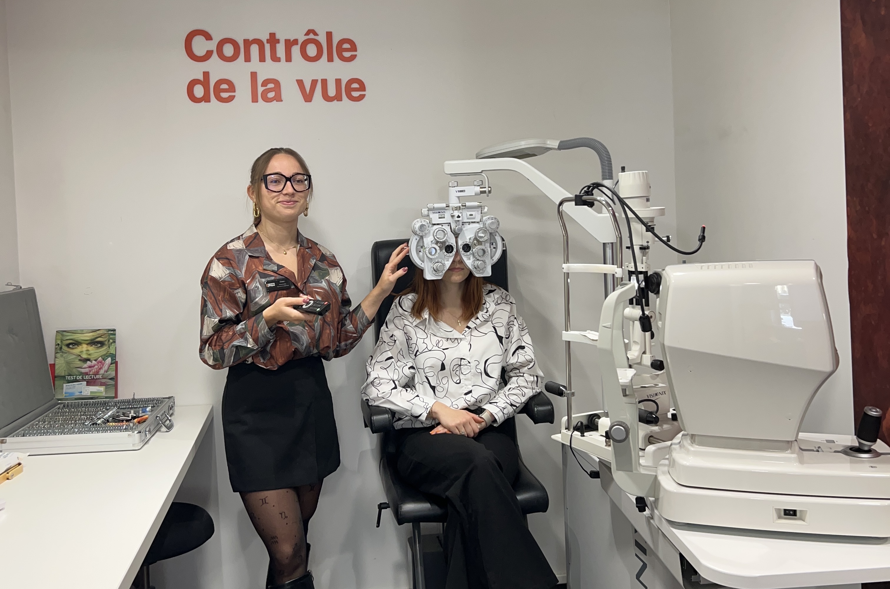 Opticienne et patiente en consultation chez Espace Optique Le Mans